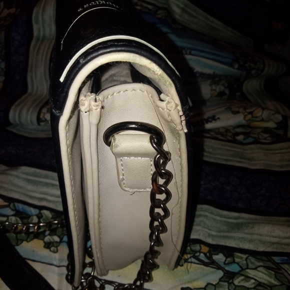 BEWITCHING AND CHARMING TIM BUTTONS NIGHTMARE BEFORE CHRISTMAS PURSE - Picture 6 of 11